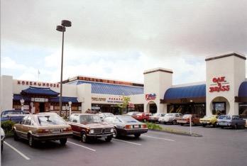 The front and parking of Convoy Commercial Center